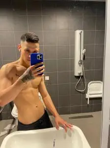 Hombre de compañía en Barcelona: Disponible joven colombiano