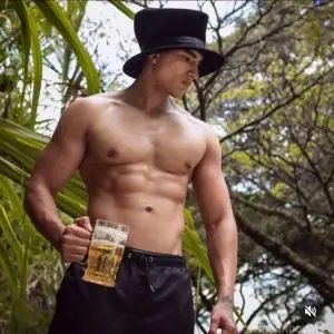 Chaperos - Escorts hombres en Madrid: LATINO POR PRIMERA VEZ Novedad