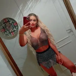 Chicas escorts en Ibiza: Soy una rubia ,encantadora y divertida