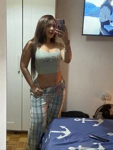 Chicas escorts en Pontevedra: Soy todo un bombón dulce y cariñosa latina con curvas increíbles