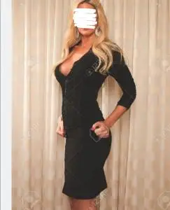 Chicas escorts en Las Palmas: Hermosa rubia madurita en un pequeño vestido negro