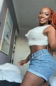 Chicas escorts en Pontevedra: Luna extrovertida joven y cariñosa